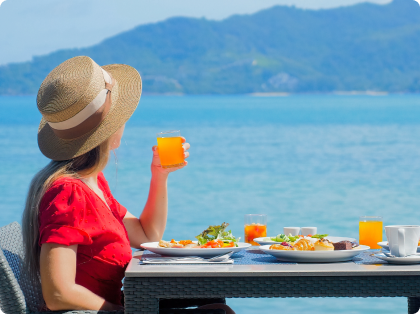 昨晩は遅くまで楽しんだので、ゆっくり起きてルームサービス。バルコニーで海を眺めながら優雅な朝食を。