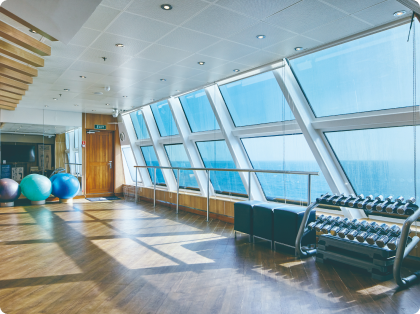 フィットネス・センターで運動